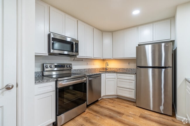 2BR, 1BA - 910SF - Kitchen