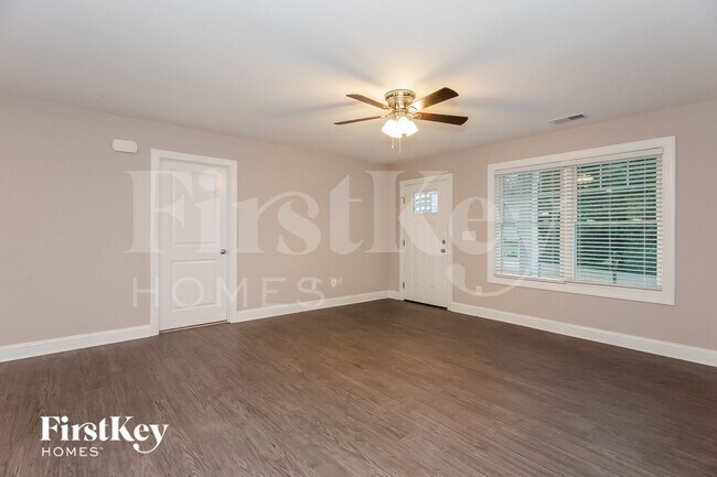 Photo - 907 Victoria Ave