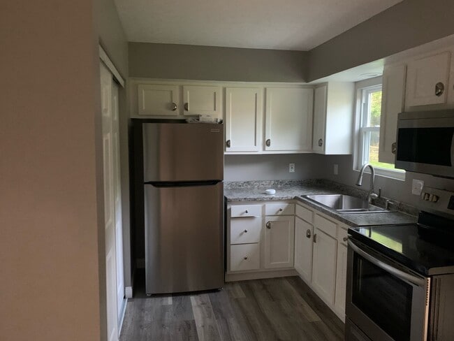 Building Photo - 403 Railroad St Unit 403