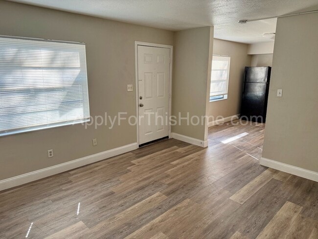 Building Photo - 2 Bedroom Apartment - Busch Gardens Area Unit Apt. B