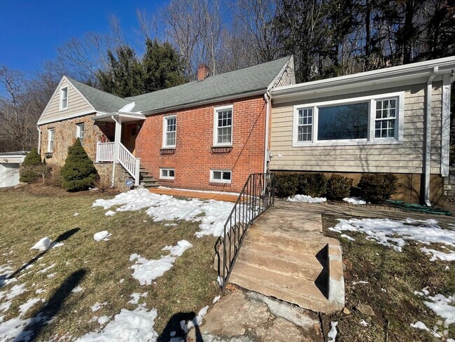 Building Photo - 159 Mill Rock Rd Unit 159 Mill Rock Road Rental