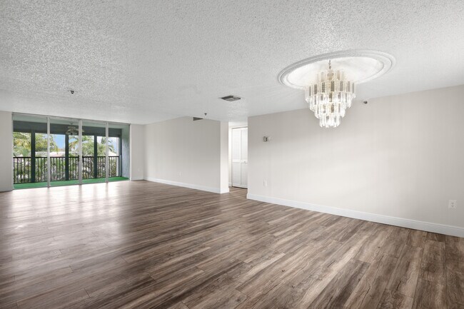 Living Room Dining Area - 3940 Inverrary Blvd Unit #404A