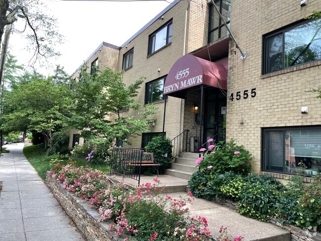 Front entranceway along MacArthur Blvd - 4555 MacArthur Blvd NW Unit 108 Rental