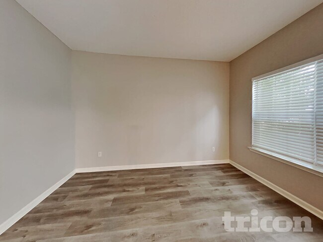 Photo - 211 Beckenham Ln