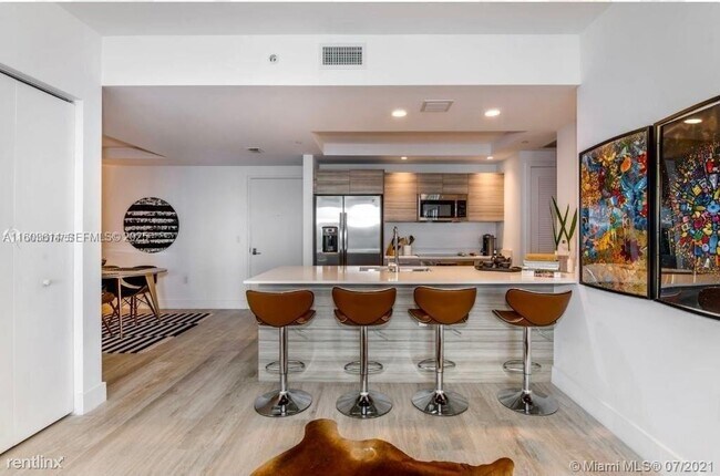 Photo - 121 NE 34th St Unidad 2402