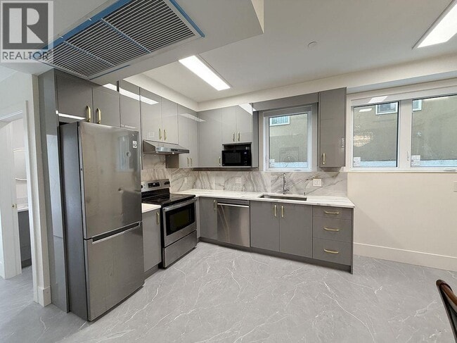 10XX E 62nd Ave