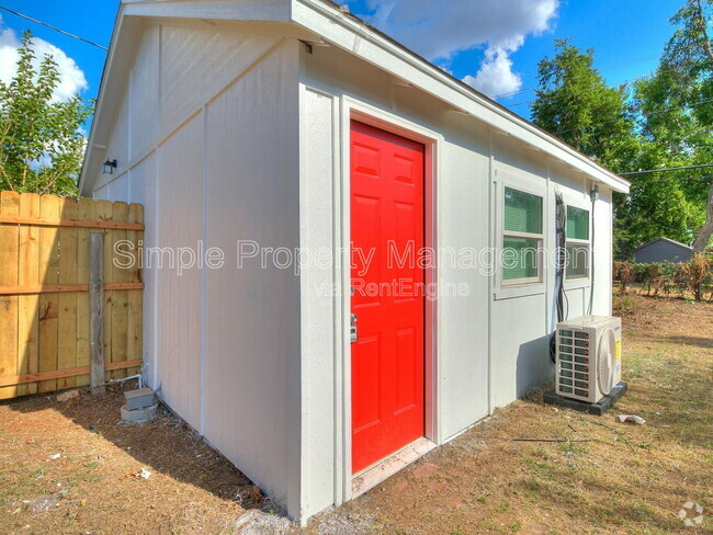 Building Photo - 2716 NW 11th St Unit Garage Apt.