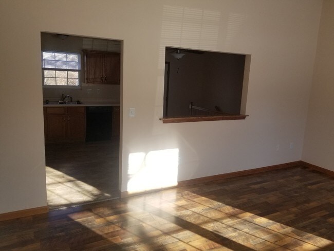 Photo - 154 Helen Pl
