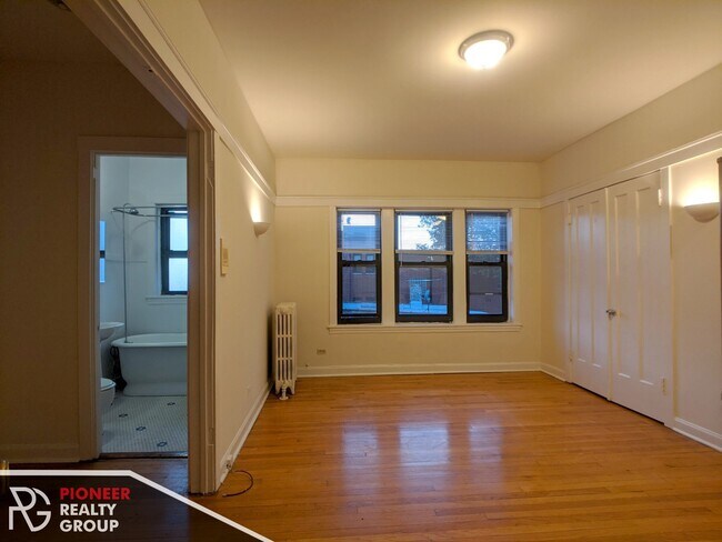 Building Photo - 820 W Waveland Ave Rental