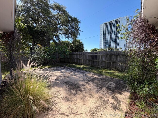 5806 N Flagler Dr