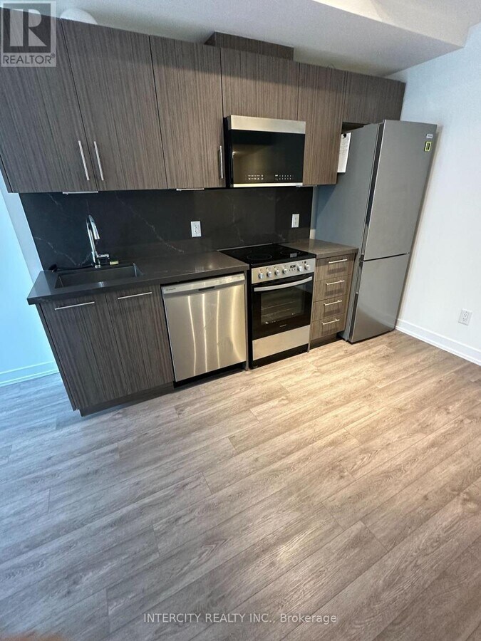 Photo - 871 Sheppard Ave W