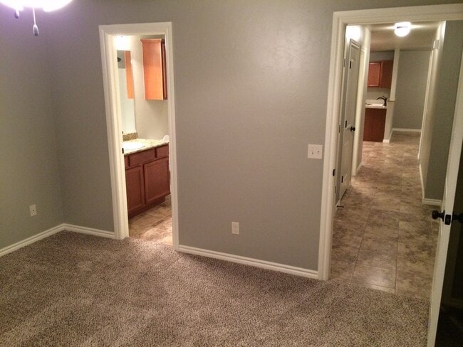 Building Photo - 211 Ashley Dr