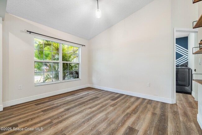 Photo - 1126 Ruby St SE