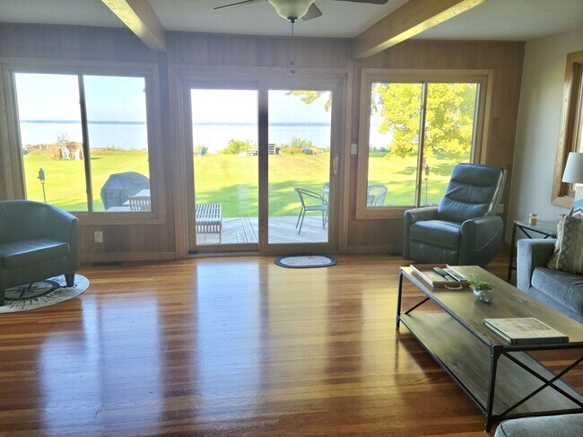 Photo - 665 Shackelton Point Rd