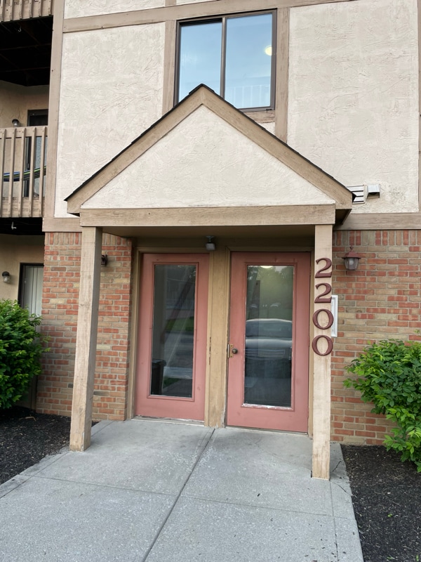 Building Photo - 2200 Hedgerow Road Rental
