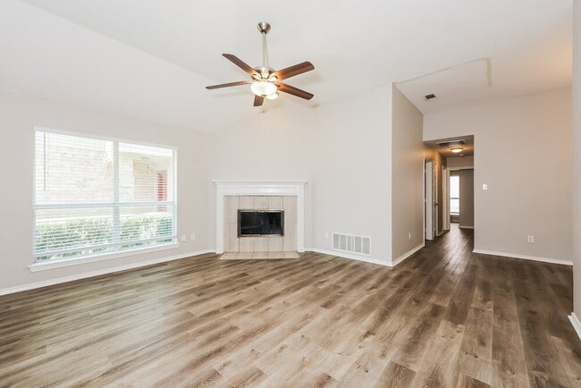 Photo - 822 Astaire Ave