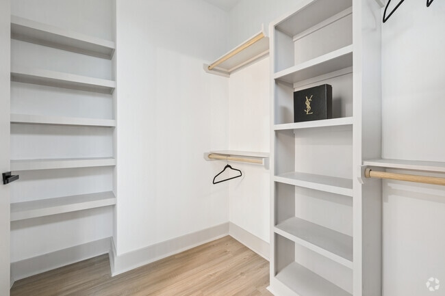 3BR, 3.5BA - 1,716SF - Primary Closet
