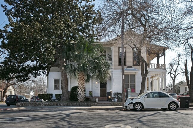 Photo - GOVERNMENT HILL***APARTMENT***CLOSE TO FT. SAM & THE PEARL Unit #4