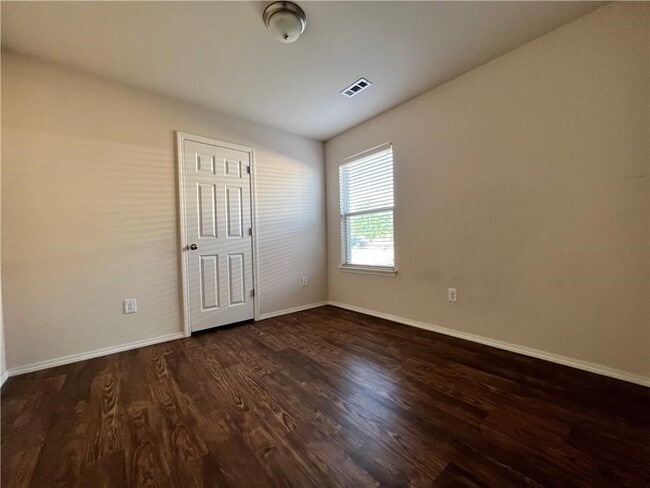 Photo - 105 E Southpointe Ave