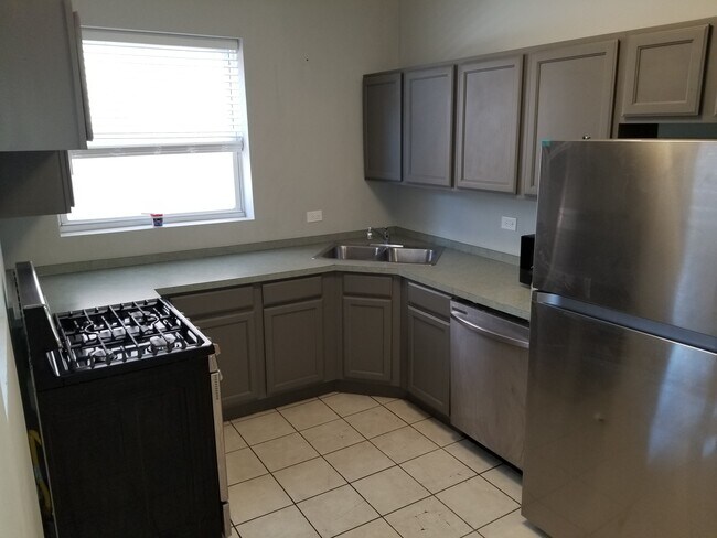 Kitchen - 1014 N Ashland Ave Unidad 2