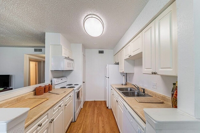 Kitchen - Arbor Creek Apartments