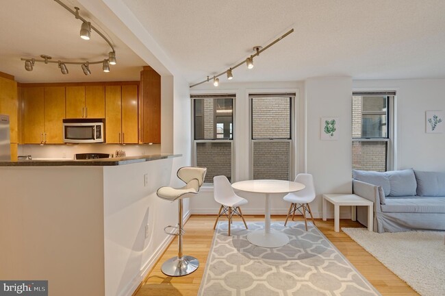 Photo - 915 E Street NW Unit 1001 Unidad 1001