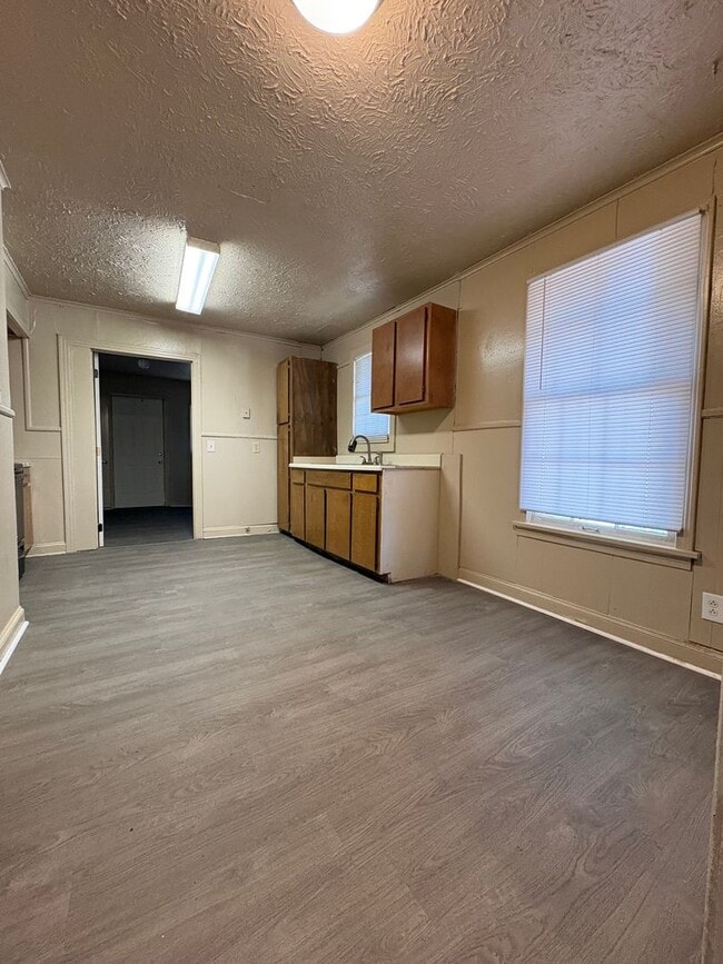 Photo - Nice 4 bedroom/1 bath house with Oven & Refrigerator!