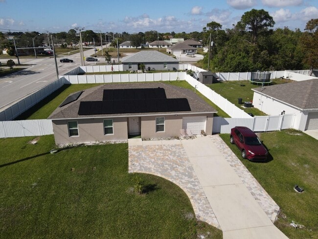 Building Photo - 402 NE Mainsail St