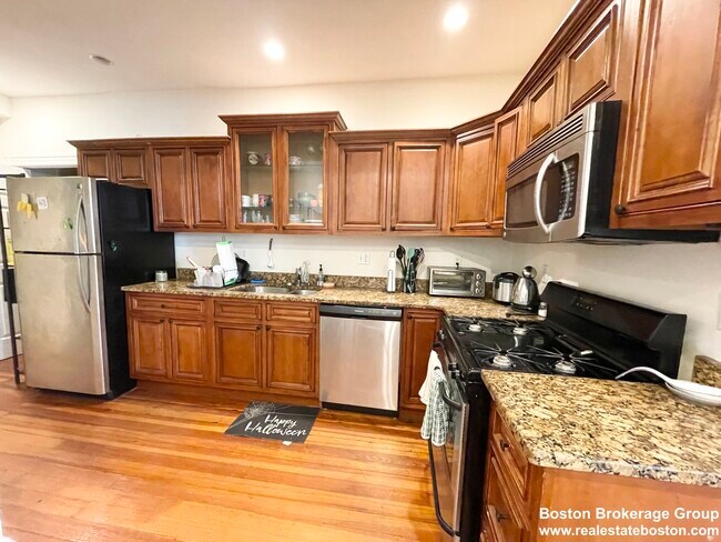 Building Photo - 112 Hillside St Unit 1