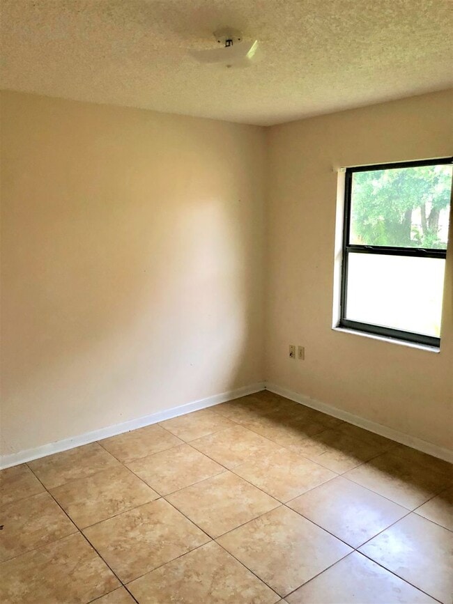 Photo - SPACIOUS 3BR/1.5BA Duplex! Convenient Loca...