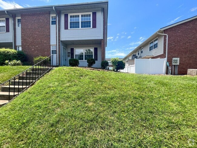 Building Photo - Adorable 2 bedroom, 2 1/2 bathroom townhom... Rental