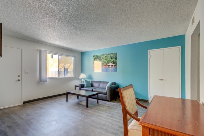 Siegel Suites Twain IV