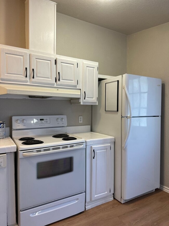 Photo - Adorable home in La Pine area, 1.5 acres fully fenced!!