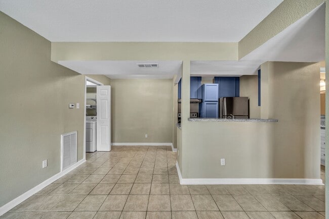 Photo - 770 Memorial Mews St Unidad A