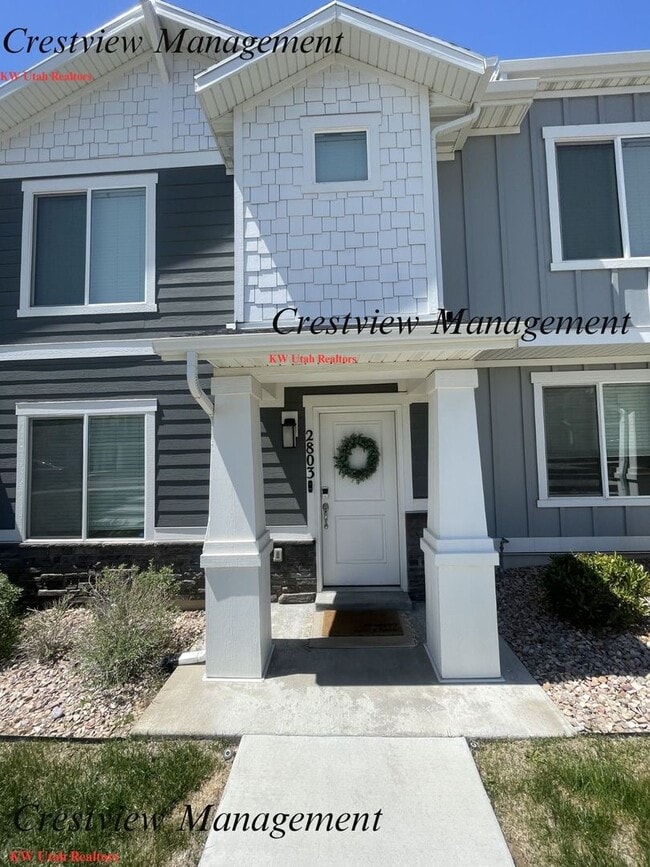 Building Photo - Beautifully Maintained Townhouse in a Prime Location