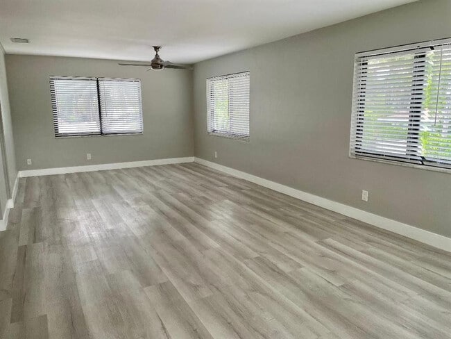 Photo - 821 N Victoria Park Rd Unit 7