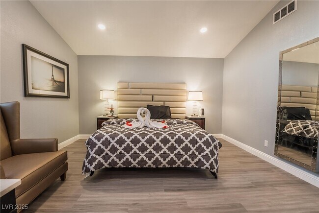 Photo - 3220 Shoreheight St