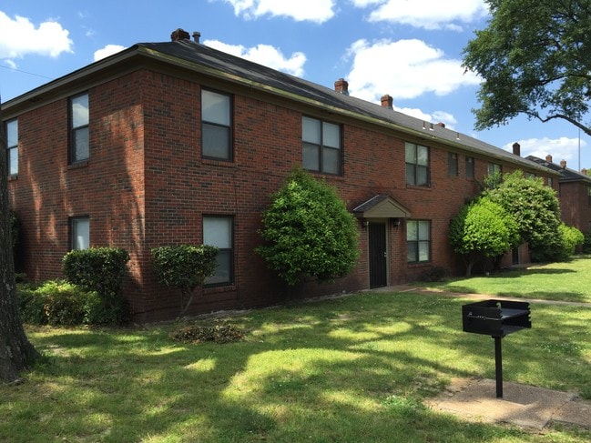 Photo - Courtyard @ 1161 Poplar