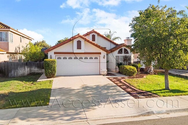 Building Photo - Beautifully Single Story 3 Bed/2 Bath Home...