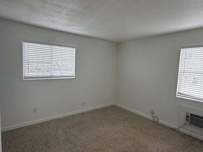 Photo - 1118 N H St Unit 16