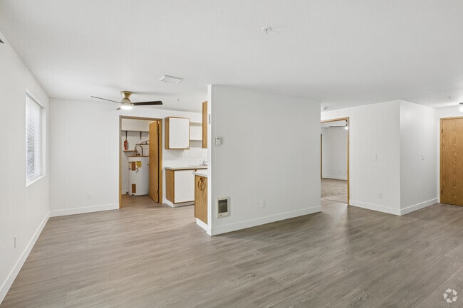 1BR, 1BA - 850SF - Living Room - Cascadian East Apartments