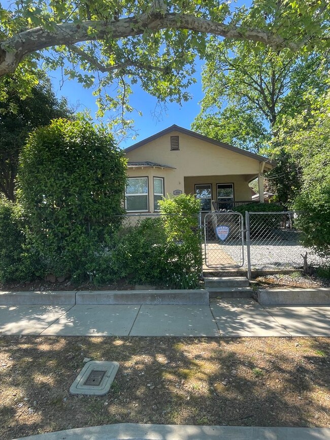 Building Photo - CHARMING 2 BED 1 BATH VICTORIAN HOME