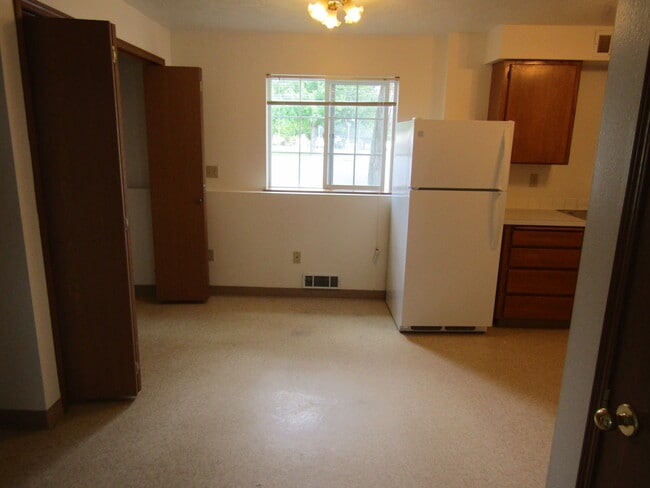 Photo - 800 W 1st St