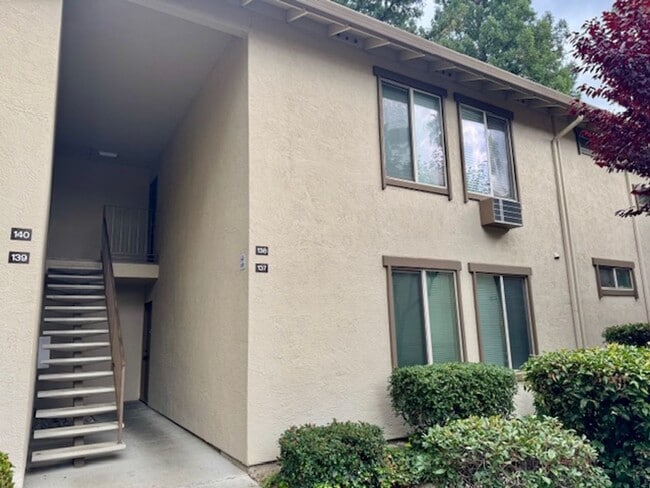 Building Photo - Wonderful lower level 2 bedroom, 1 bath co... Unit 137