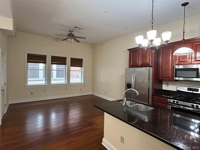 337 Main St Unit 2R