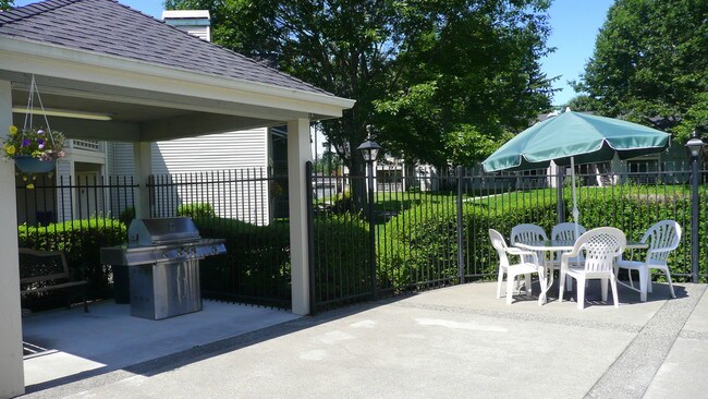 Barbecue Area - The Huntington Apartments
