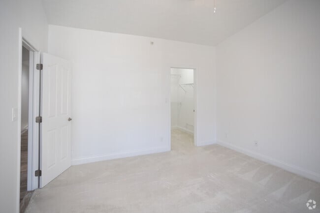 1BR, 1BA - Winchester - Bedroom