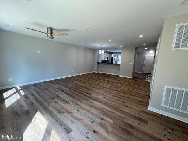 Photo - 350 W 11th St