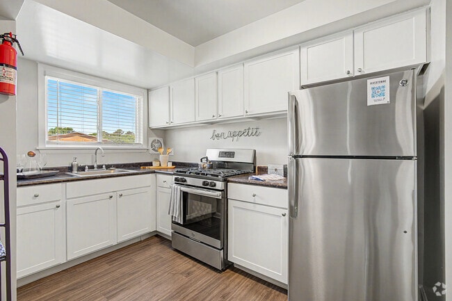 Hamilton 2BR, 1BA - 861SF - Kitchen - 404 Rivertowne Apartment Homes