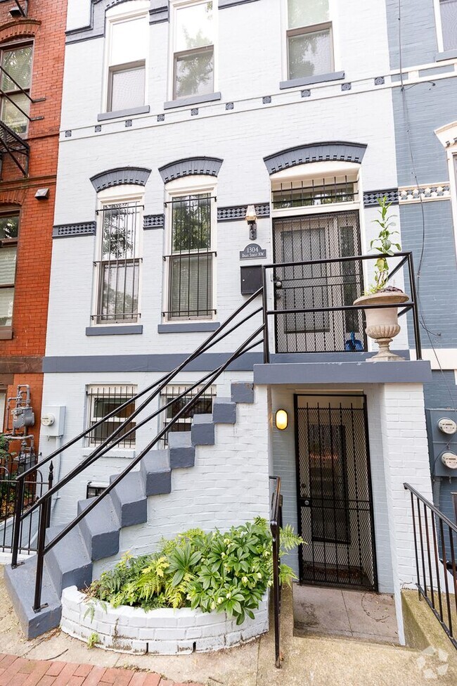 Building Photo - Prime Logan Circle Studio with In-Unit W/D! Rental